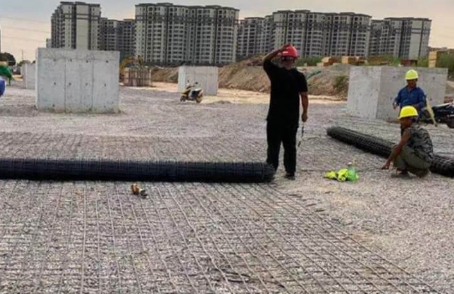 青松路街道土工格栅铺设前地基要怎么处理？